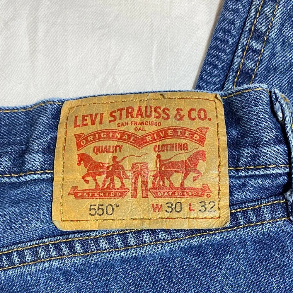 Levi’s 550 Men’s Classic Blue Wash Relax Fit Jeans  Size W-30 L-32 - Picture 4 of 6